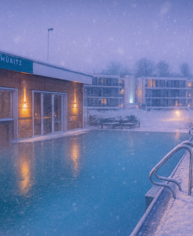 verschneiter Außenpool im Wellnesshotel Waren