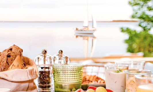 Reichlich gedeckter Tisch für Brunch.