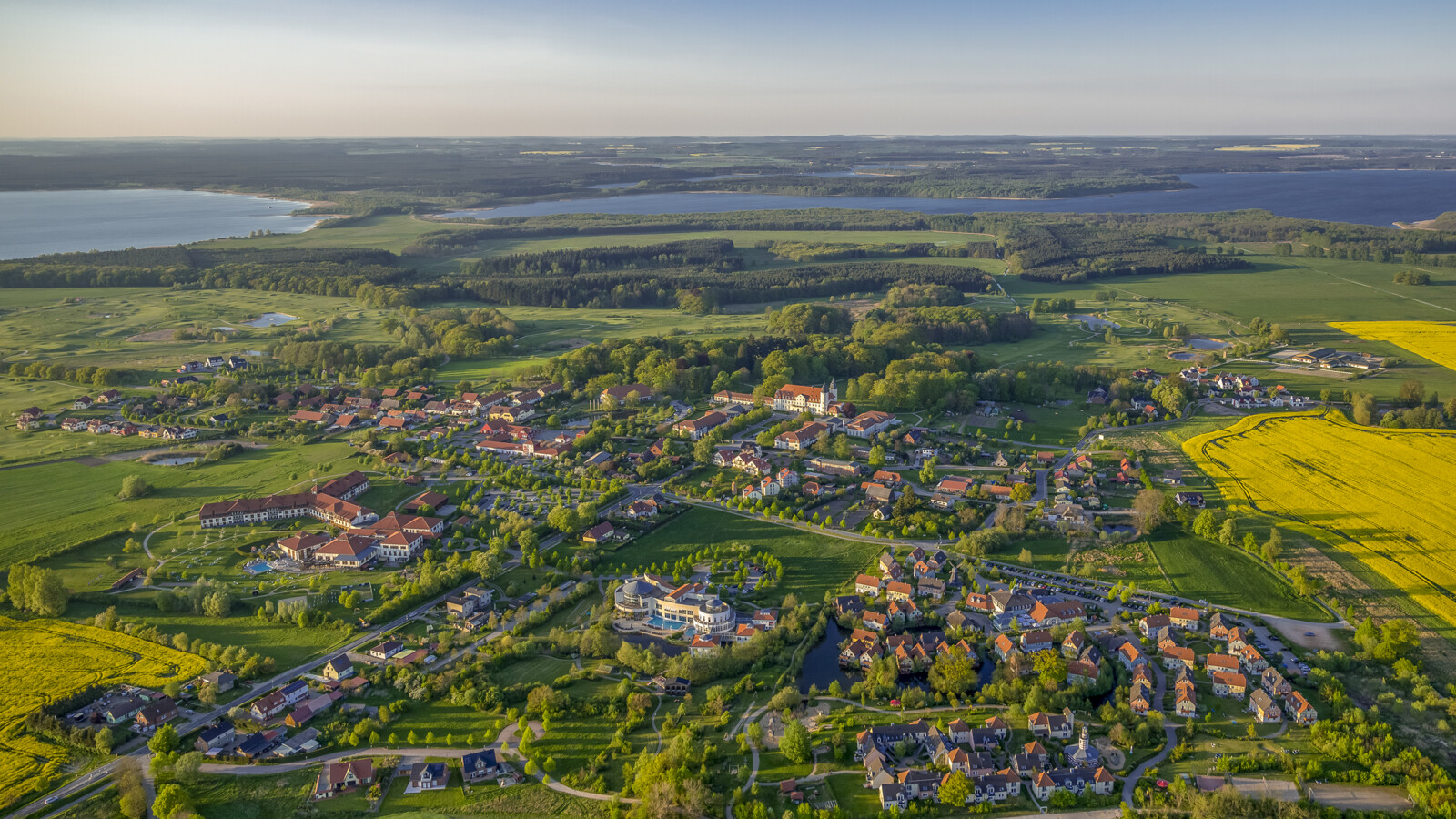 Luftbild von Göhren-Lebbin mit dem Robinsonclub Fleesensee, Blücherschloss, Schloss Blücher, dem BEECH Resort und dem Schloss Fleensensee.
