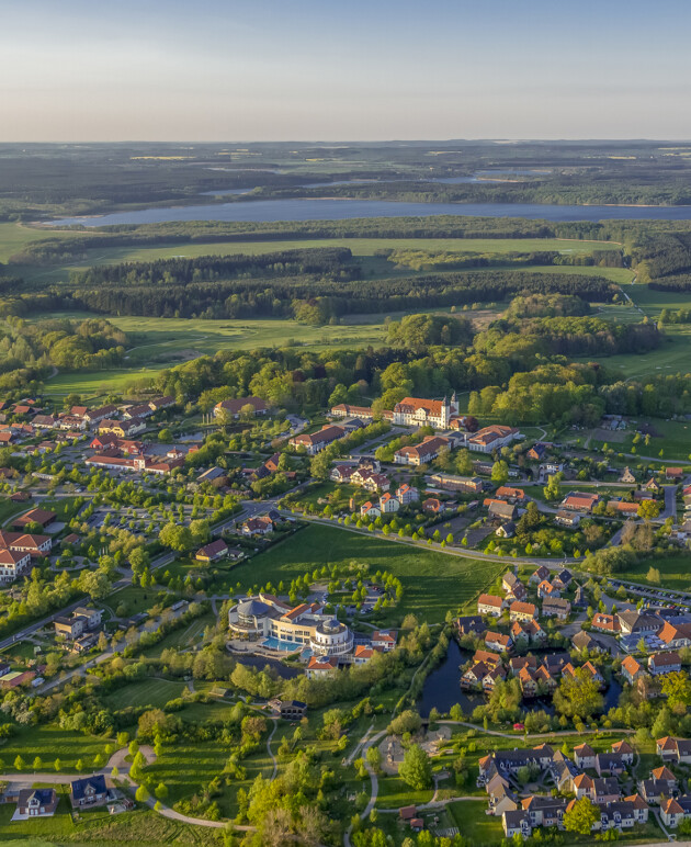 Luftbild von Göhren-Lebbin mit dem Robinsonclub Fleesensee, Blücherschloss, Schloss Blücher, dem BEECH Resort und dem Schloss Fleensensee.