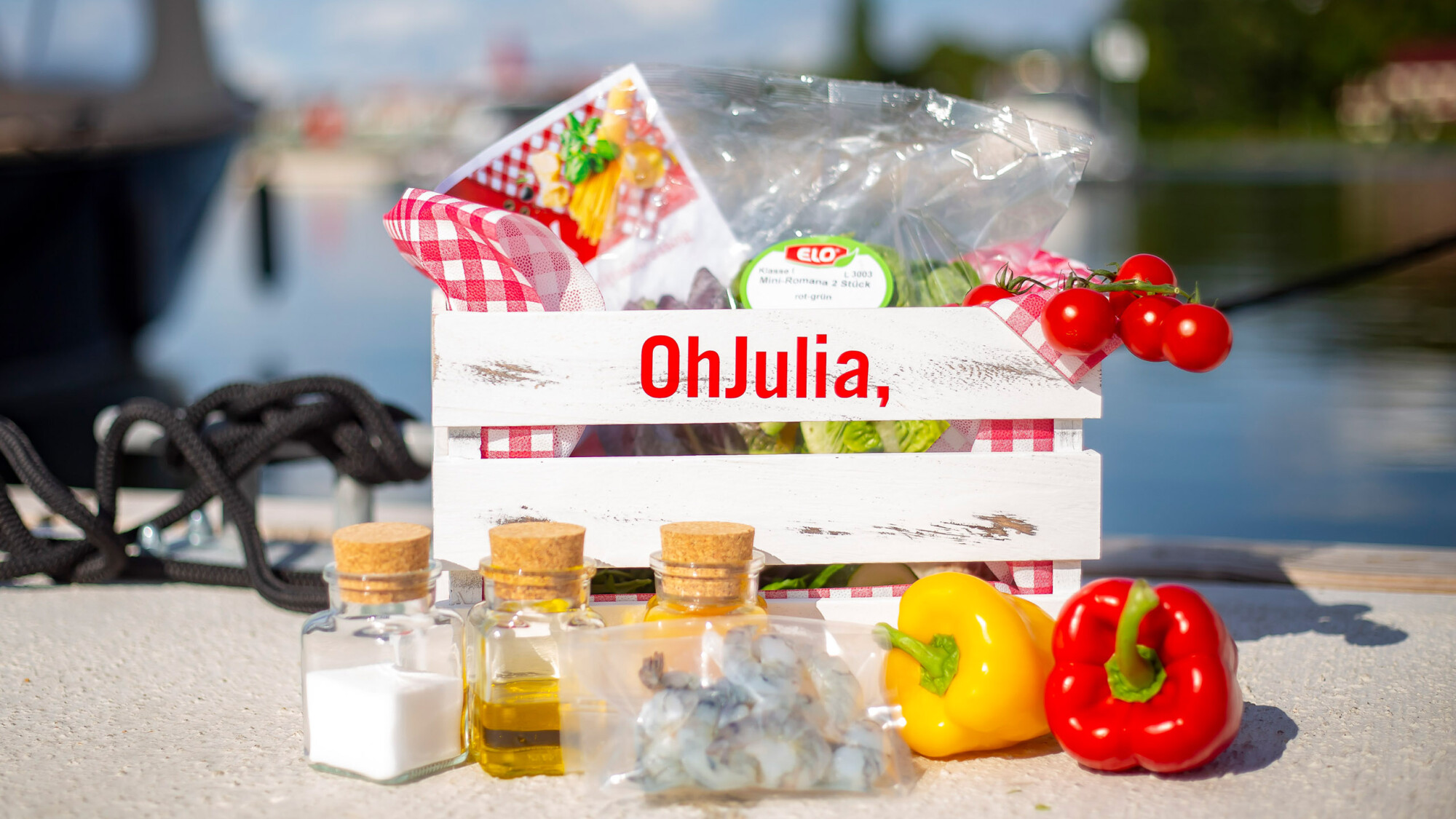 Kochbox mit frischen Zutaten.