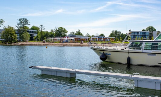 Blick vom Bootsteg auf das MareMüritz Resort.