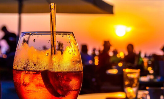 Ein Drink als Sundowner bei Sonnenuntergang auf der Terrasse des MareMüritz.