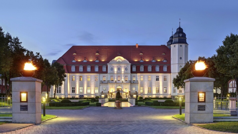 Schloss Blücher in Göhren-Lebbin im Abendlicht.