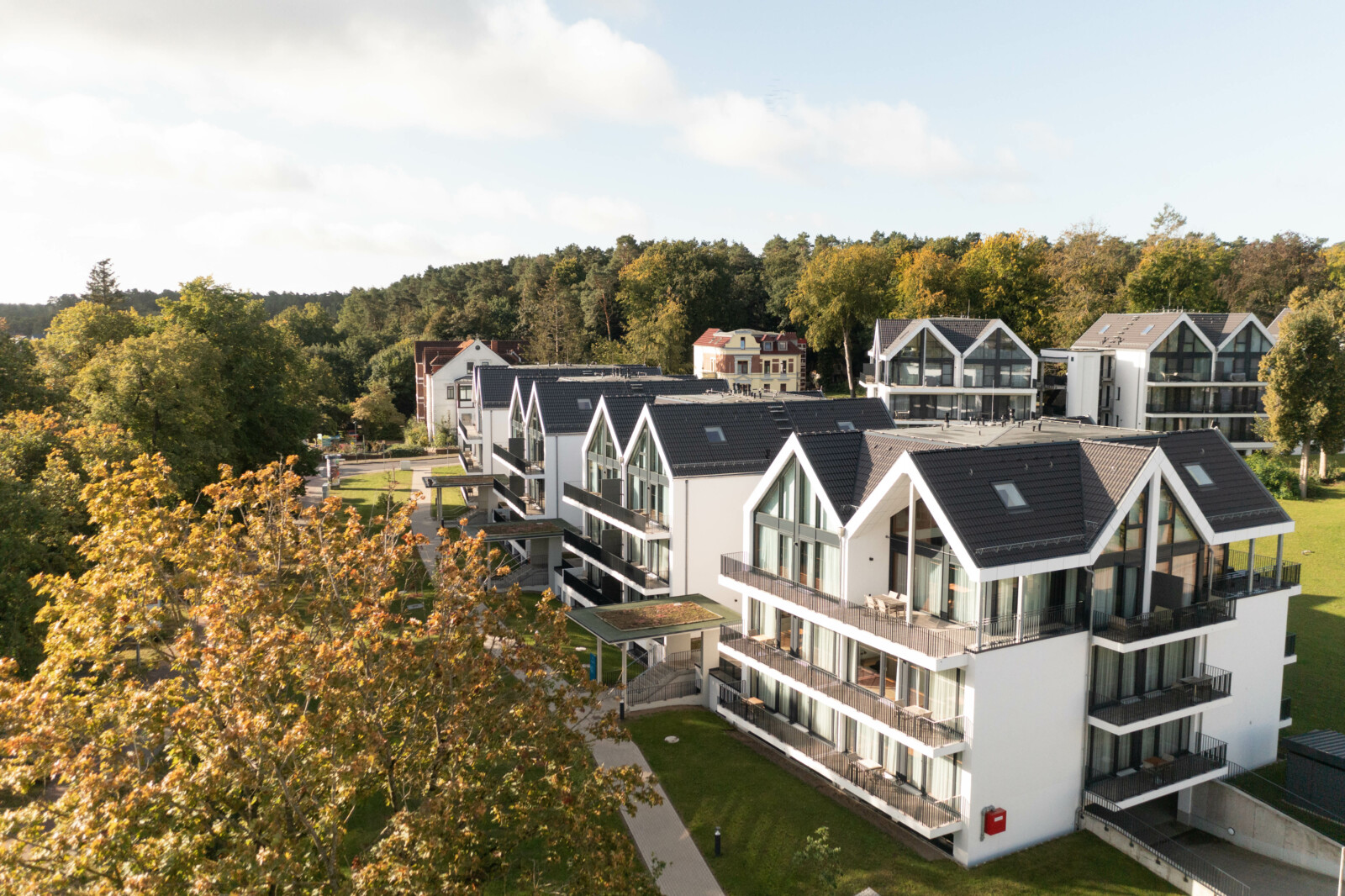Appartementgebäude des MareMÜritz Yachthafen Resorts von oben.