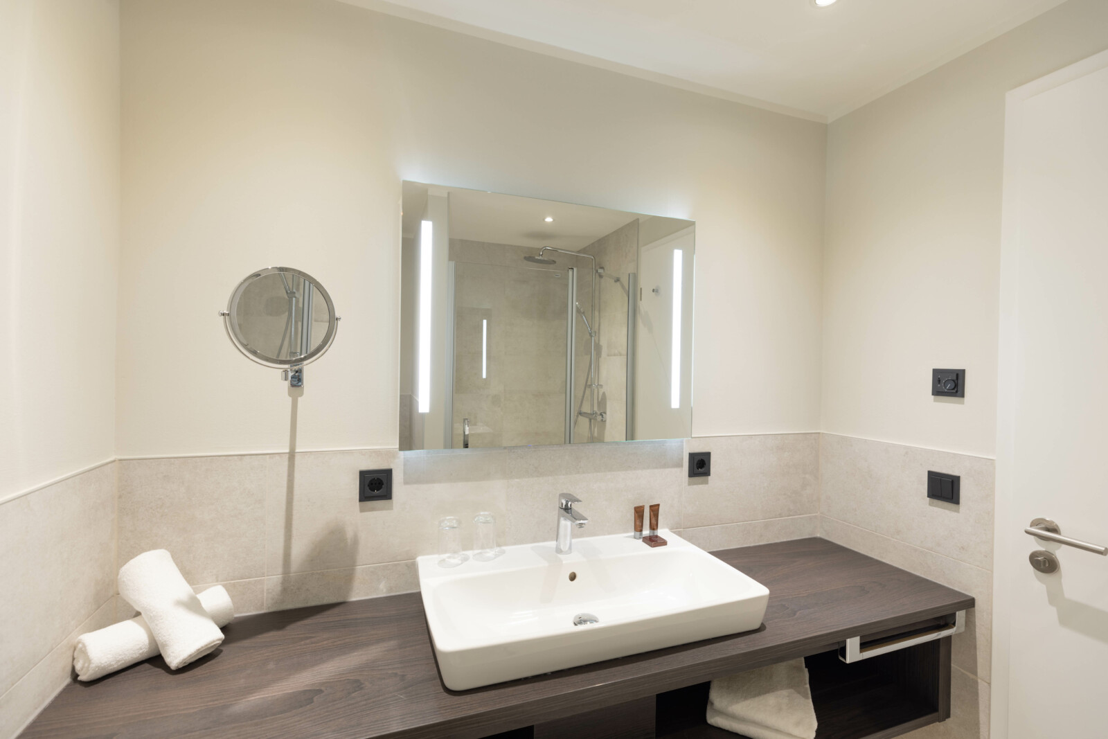 Waschbecken und großer Spiegel in der Anker Penthouse Suite.