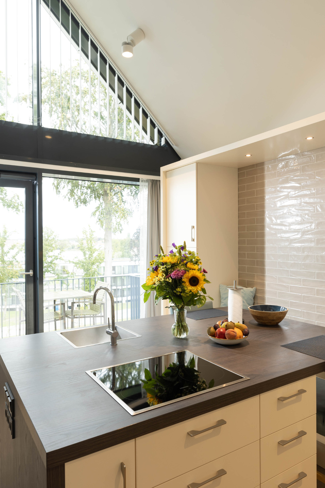 Küchenbereich der Kompass Maisonette Suite mit Blumenstrauß