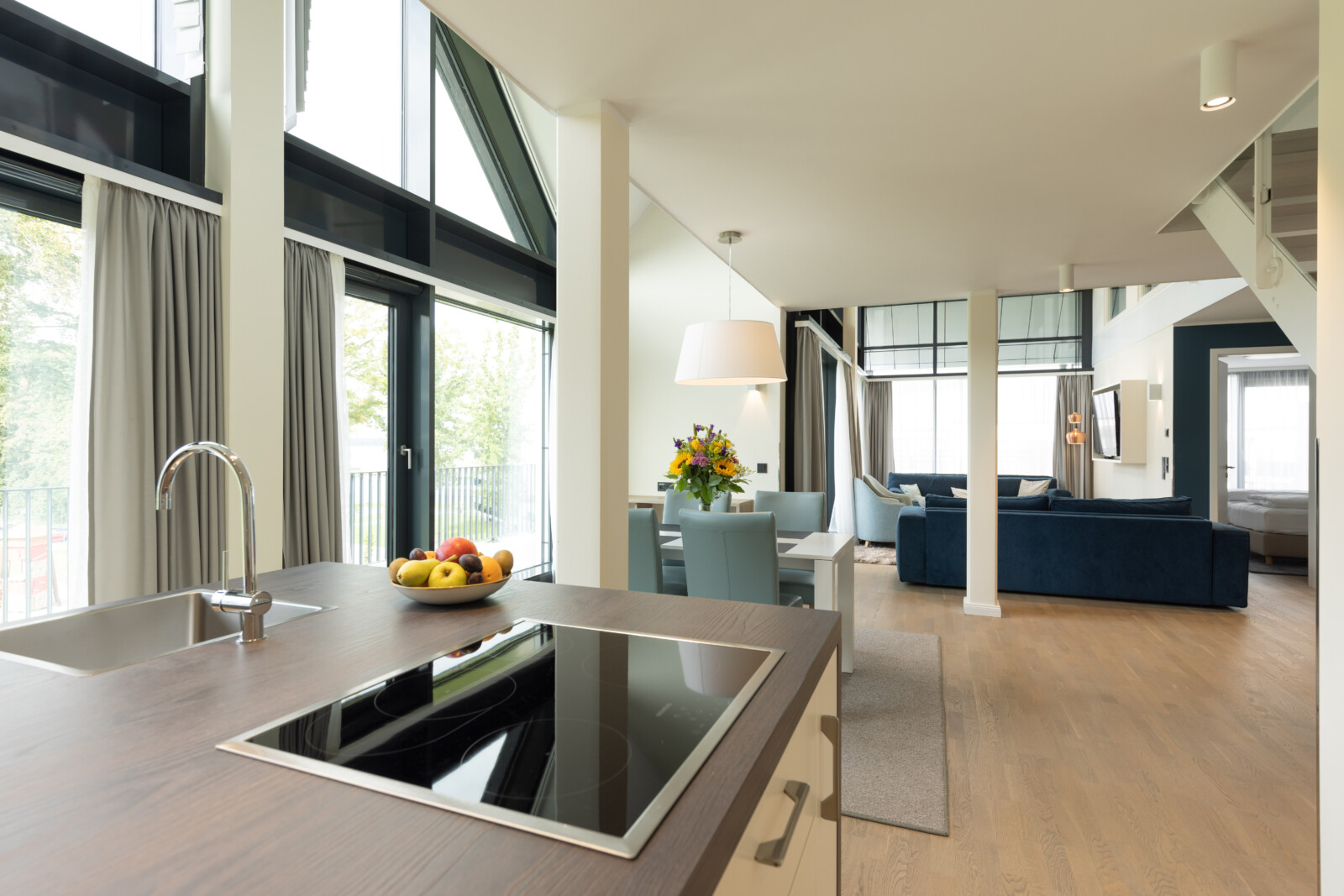 Großzügiger Küchen-, Ess- und Wohnbereich in der Mare Grand Maisonette Suite.