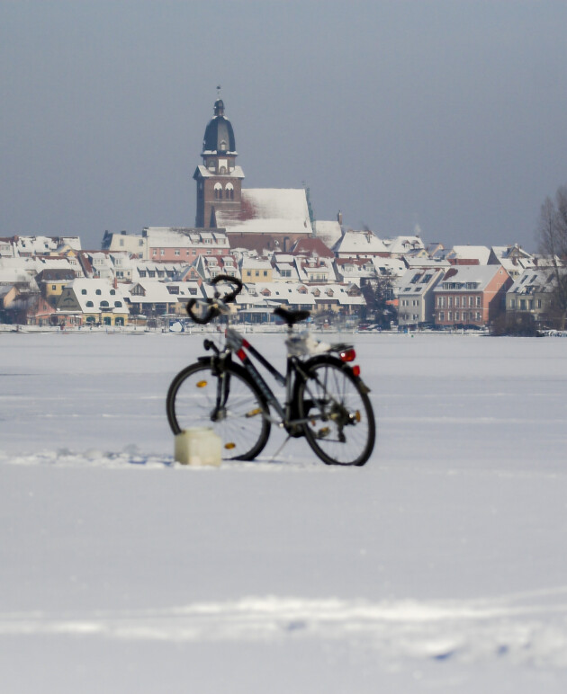 Fahrrad auf der zugefrorenen Müritz.