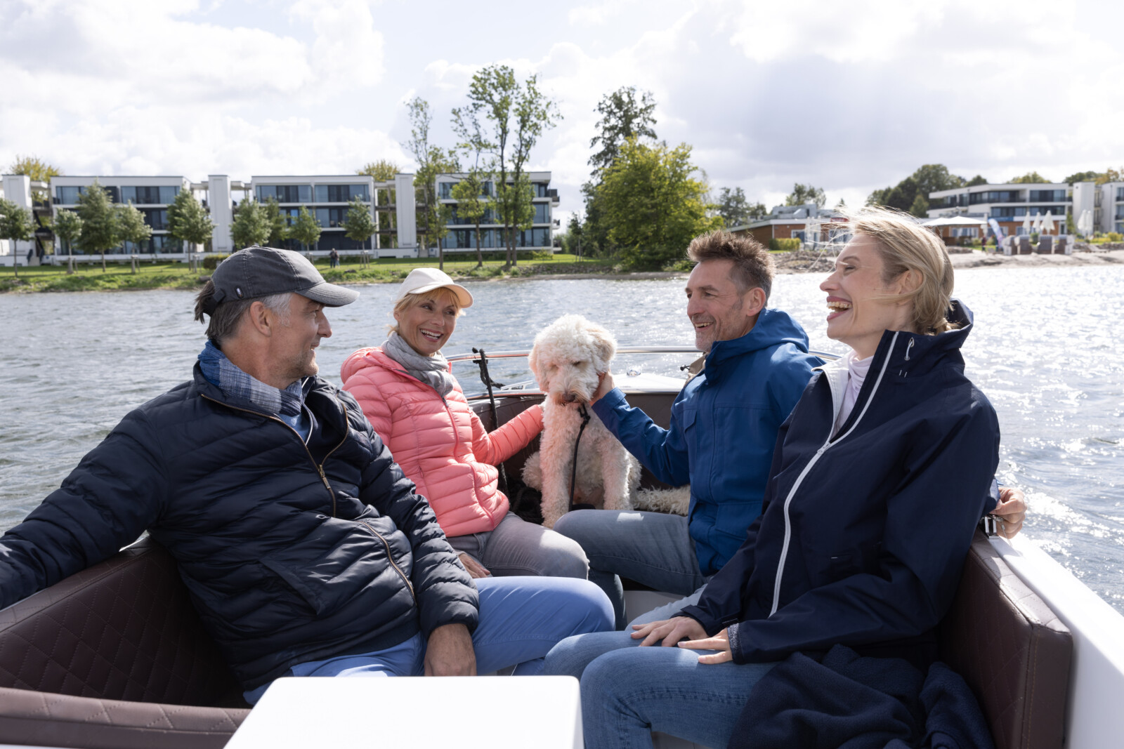 Bootsausflug von vier Menschen mit einem Hund