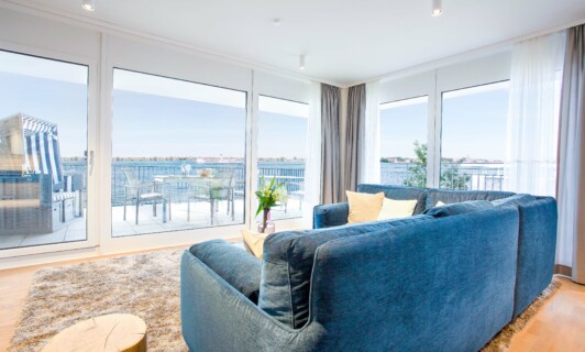 Wohnbereich mit Terrassenblick im MareMüritz.