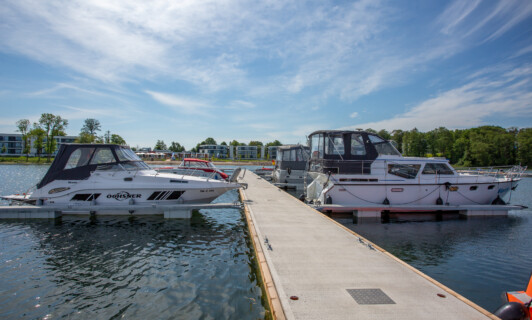 Boote im Yachthafen des MareMüritz Resorts.