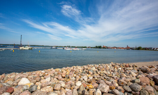 Steinwall im Hafen in Waren (Müritz).