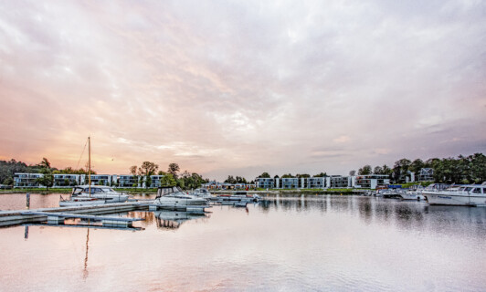 Sonnenuntergang über dem Yachthafen und dem MareMüritz Resort.