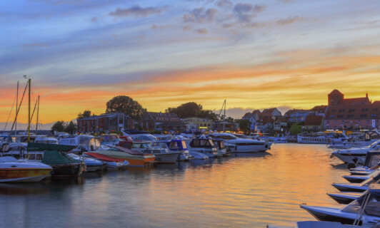 Der Hafen in Waren (Müritz) im Sonnenuntergang.