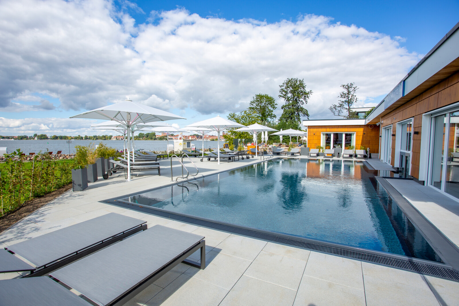 Pool am See im Spa des MareMüritz Yachthafen Resorts.
