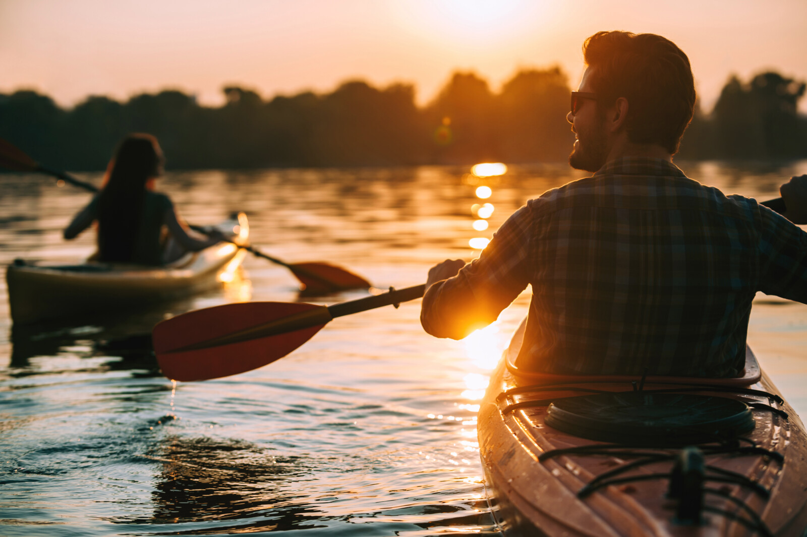 Kayak fahren im Sonnenuntergang.