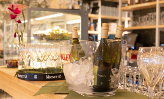 Bar mit Prosecco auf Eis und Gläsern.