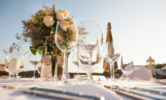 Gedeckter Tisch für ein Hochzeitsessen.