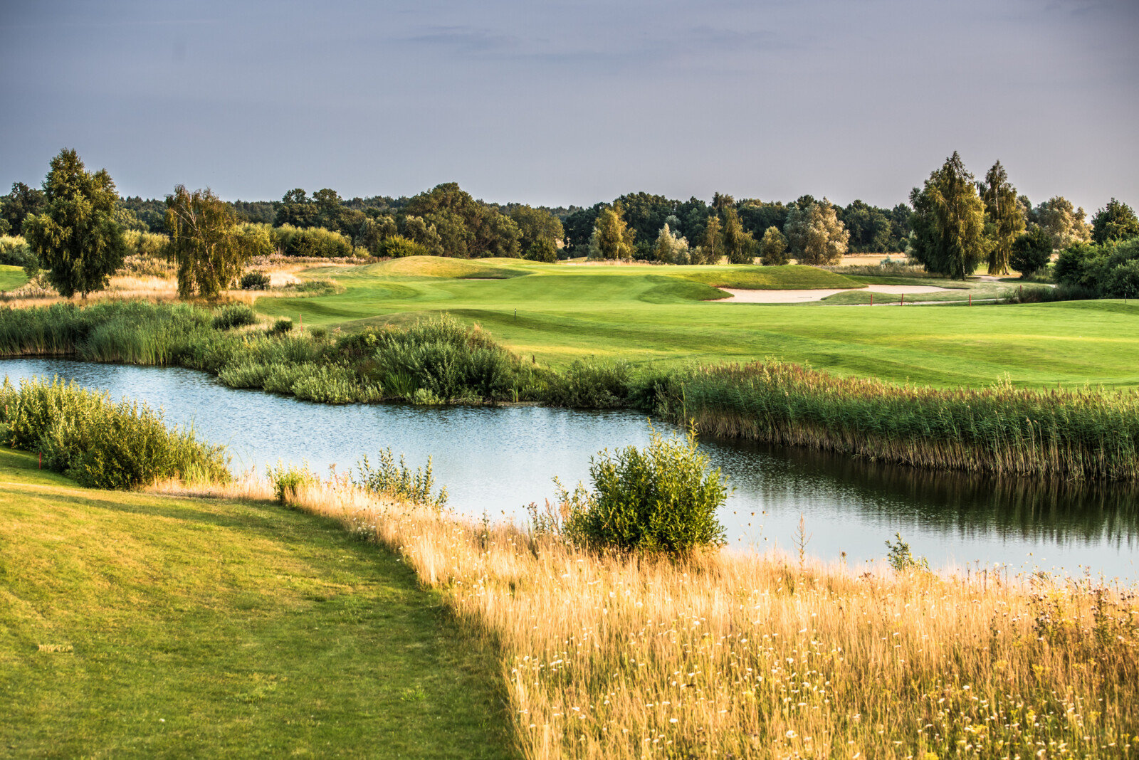 Golfanlage Golf Fleesensee mit Teich.