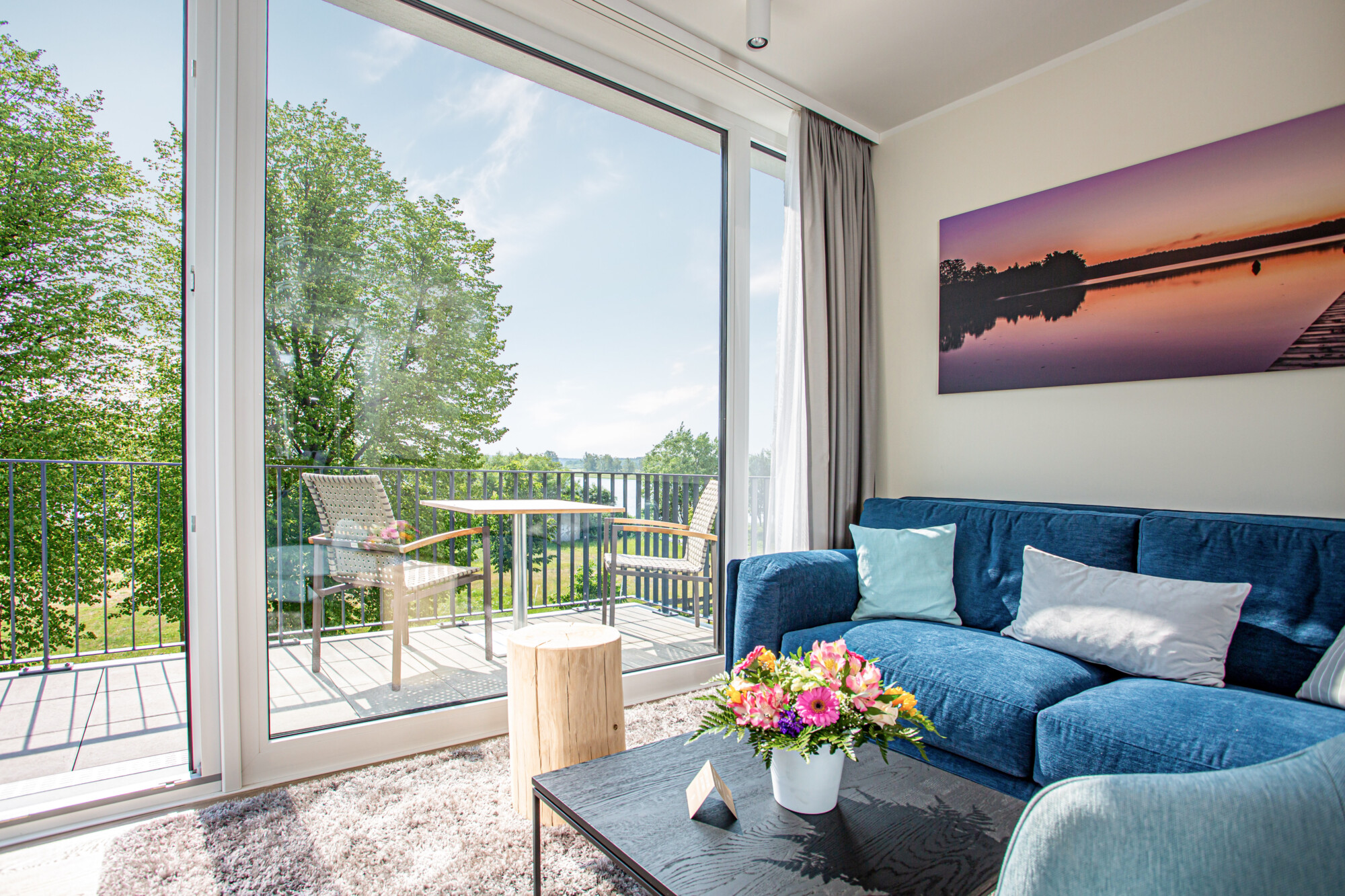Wohnbereich mit Blick auf den Balkon im Aurora Appartement.