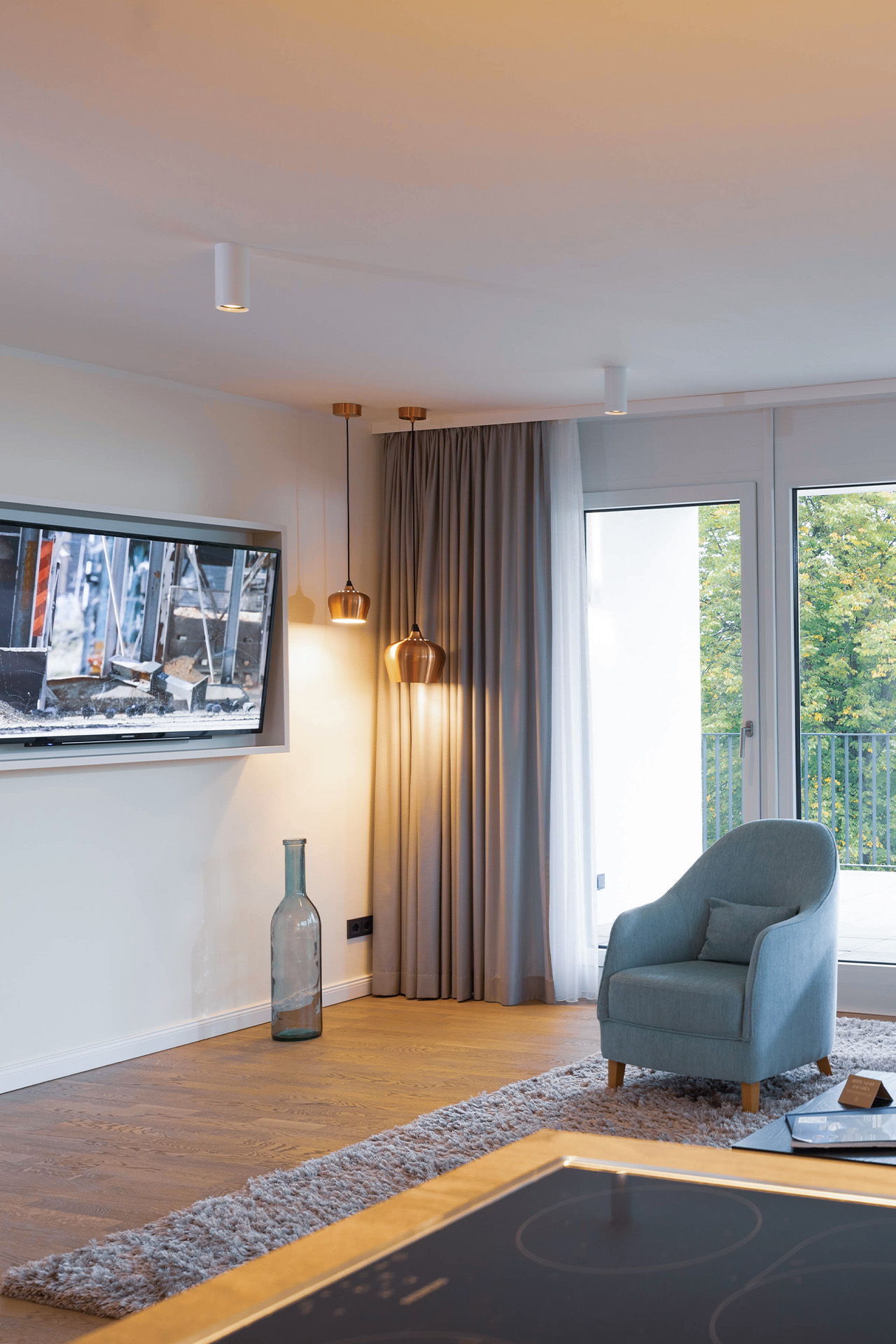 Sessel im Wohnbereich mit Fernseher im Anker Penthouse im Mare Müritz.