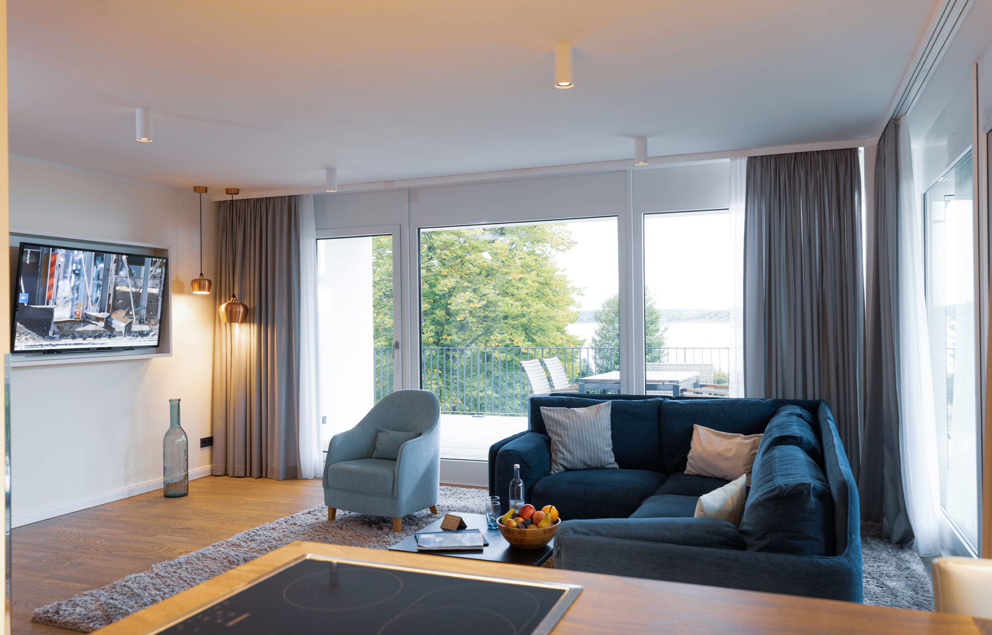Wohnbereich mit Fernseher im Anker Penthouse im Mare Müritz.