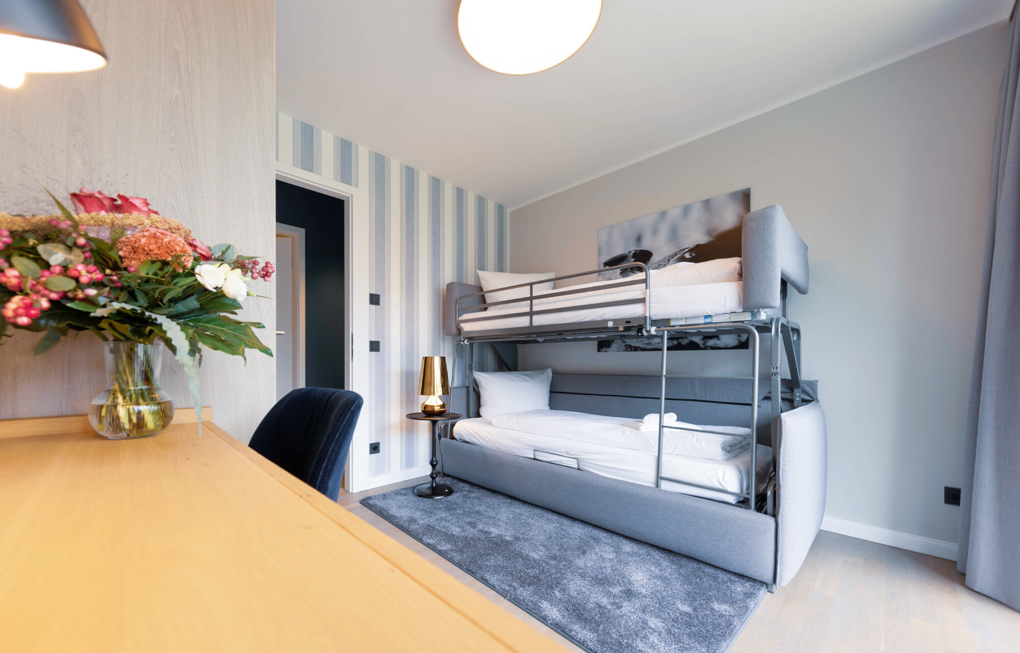 Etagenbett und Tisch in der Fortuna Suite.