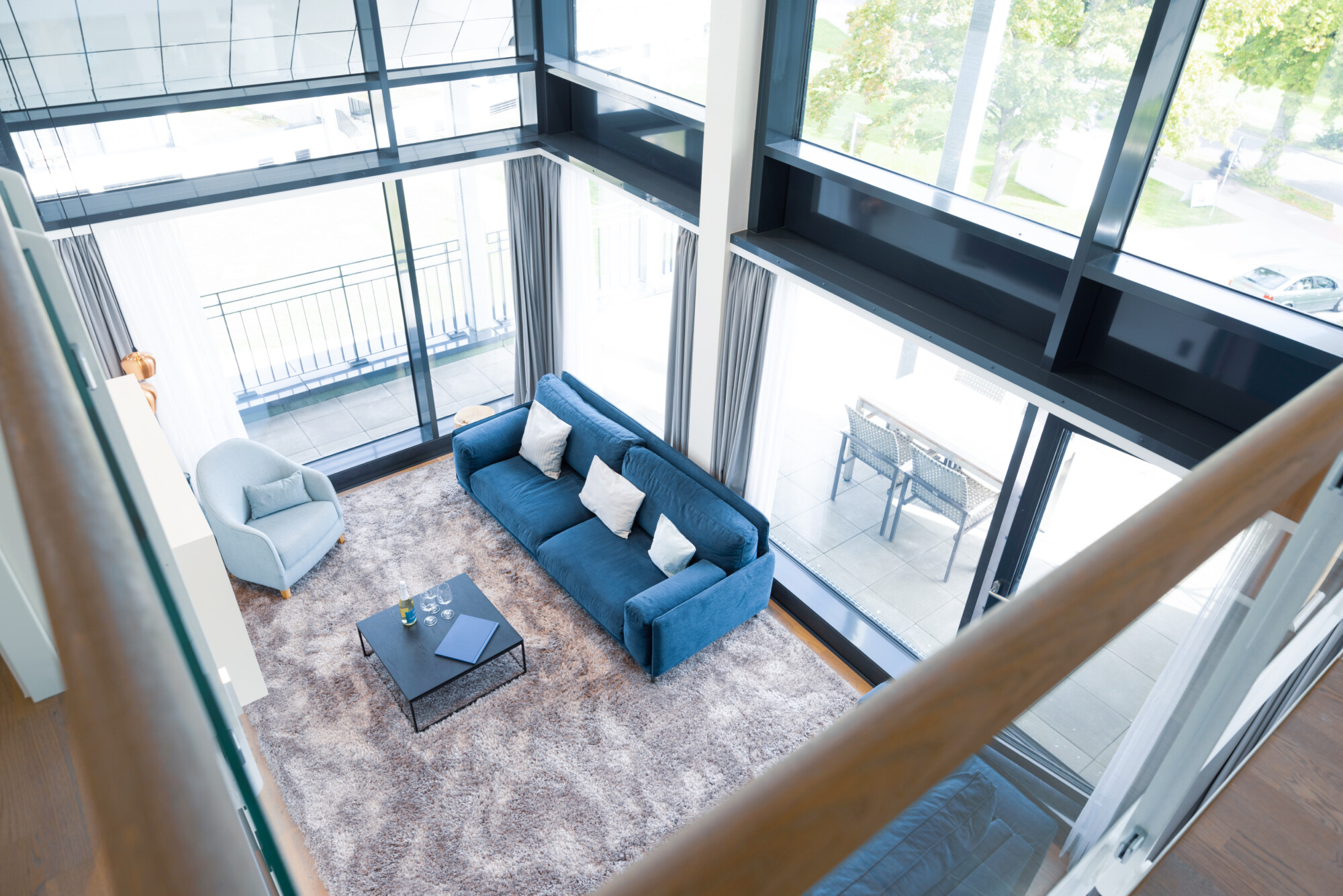 Blick auf dem Loftbereich auf den gemütlichen Wohnbereich im Erdgeschoss in der Mare Grand Maisonette Suite.