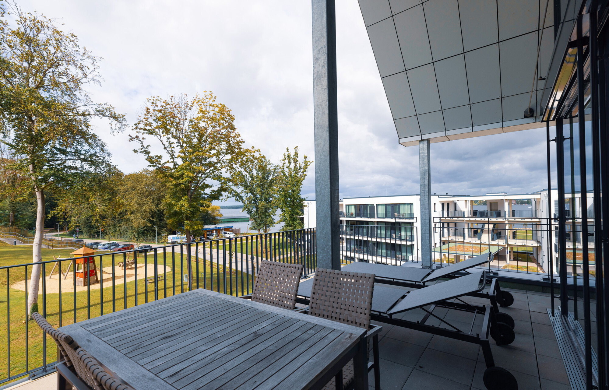 Terrasse mit Seeblick in der Mare Grand Maisonette Suite.