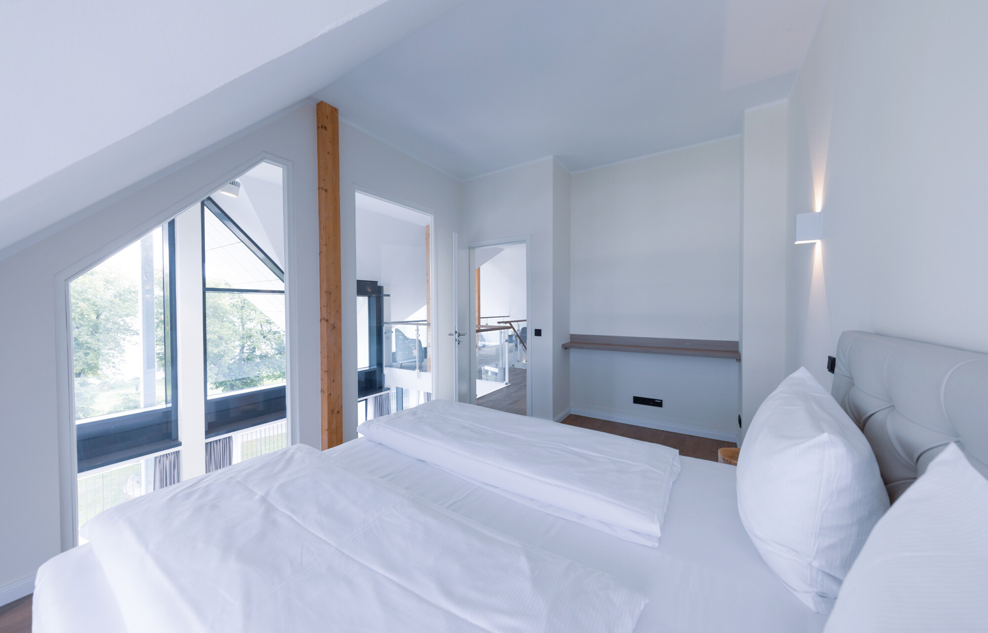 Bett und Loftbereich in der Mare Grand Maisonette Suite.