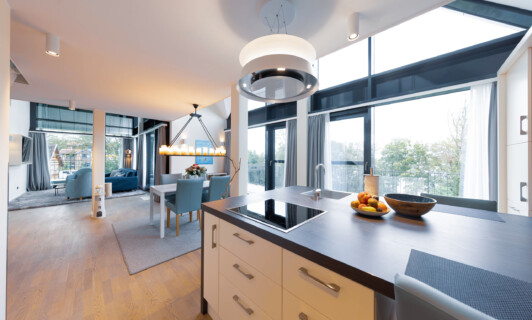 Küche, Essbereich und Wohnbereich in der Mare Grand Maisonette Suite.