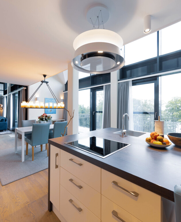 Küche, Essbereich und Wohnbereich in der Mare Grand Maisonette Suite.