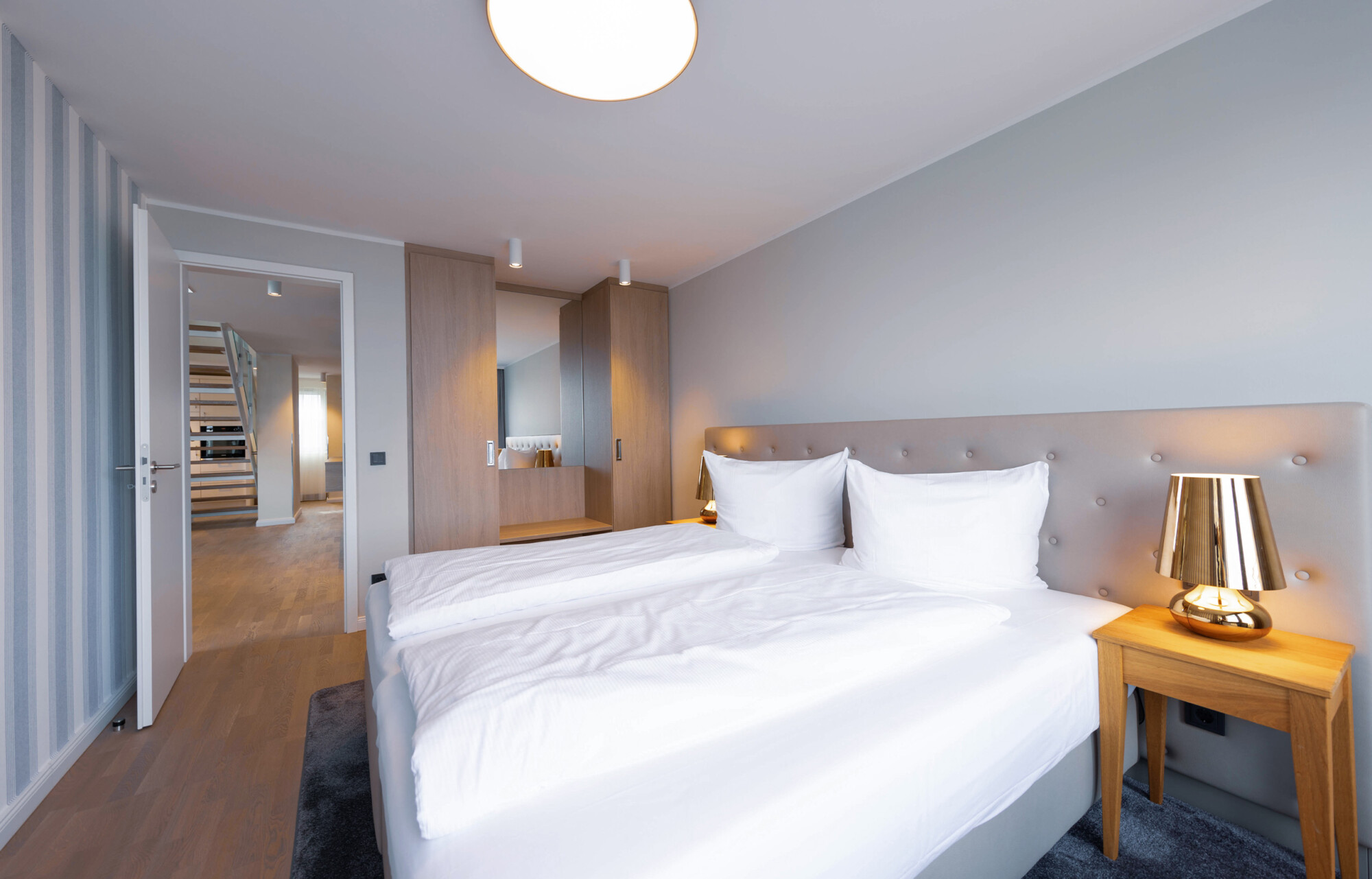 Schlafzimmer im Erdgeschoss der Mare Grand Maisonette Suite.
