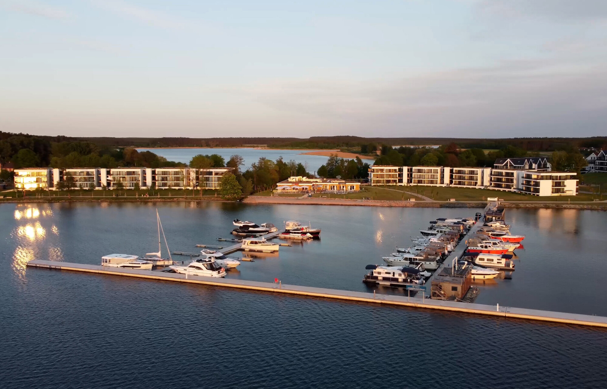 Der Yachthafen im MareMüritz Resort bei Sonnenuntergang.