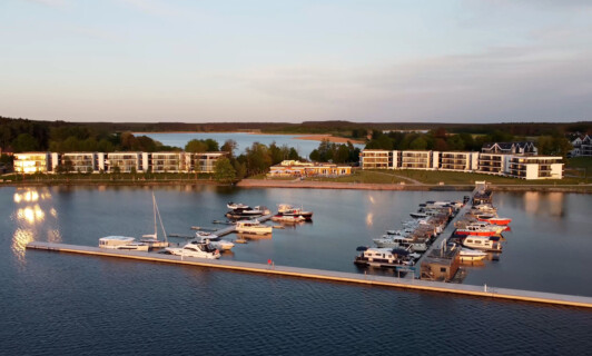 Der Yachthafen im MareMüritz Resort bei Sonnenuntergang.