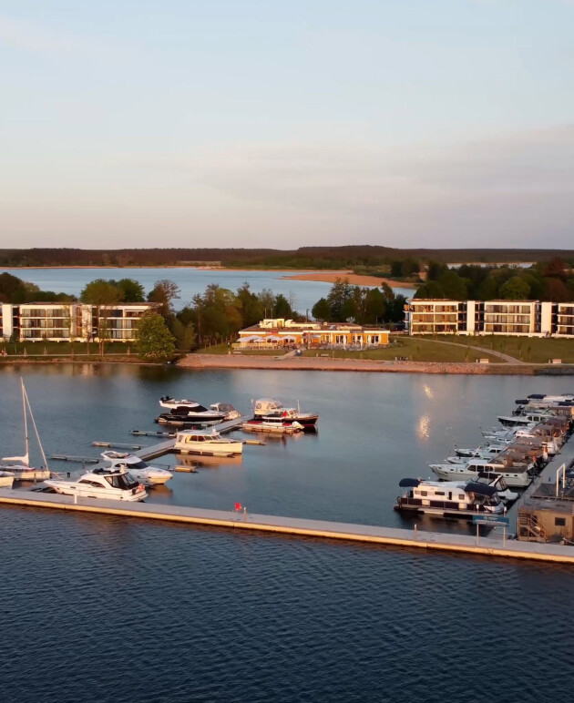 Der Yachthafen im MareMüritz Resort bei Sonnenuntergang.