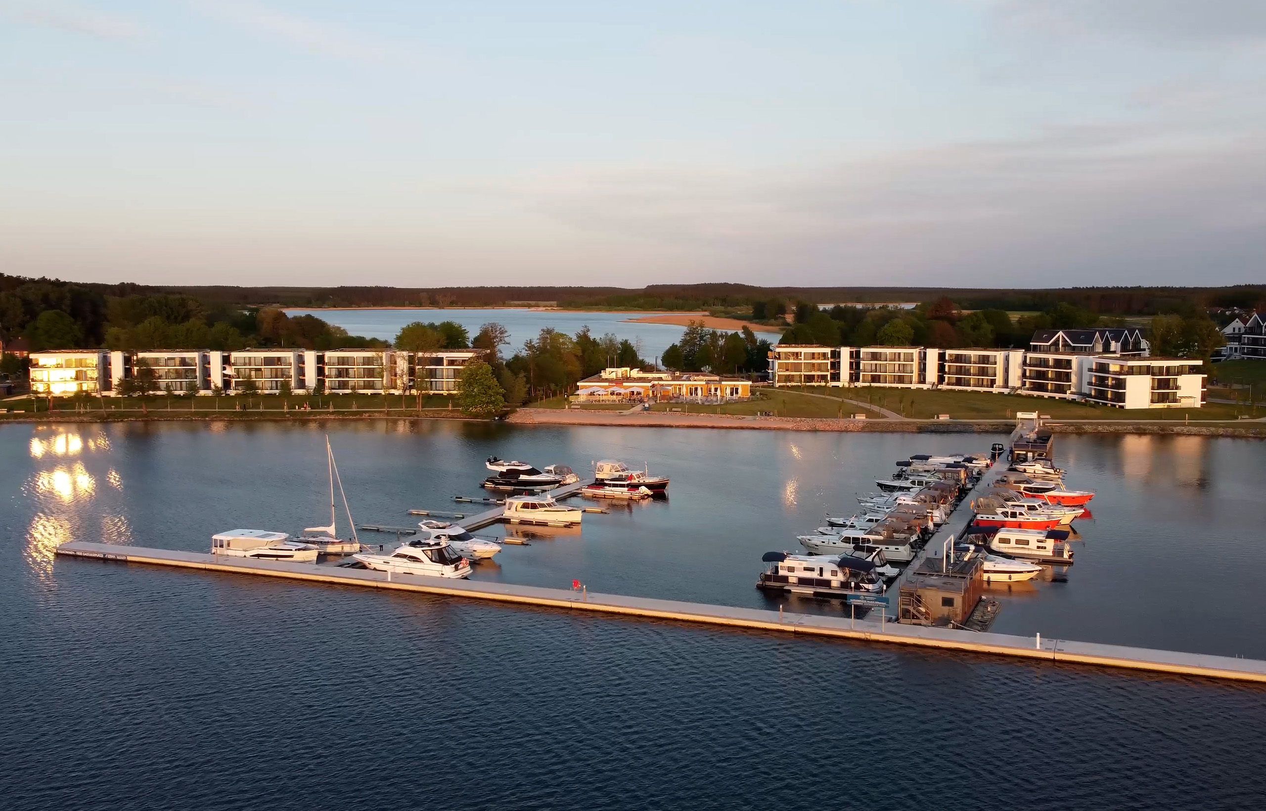Der Yachthafen im MareMüritz Resort bei Sonnenuntergang.