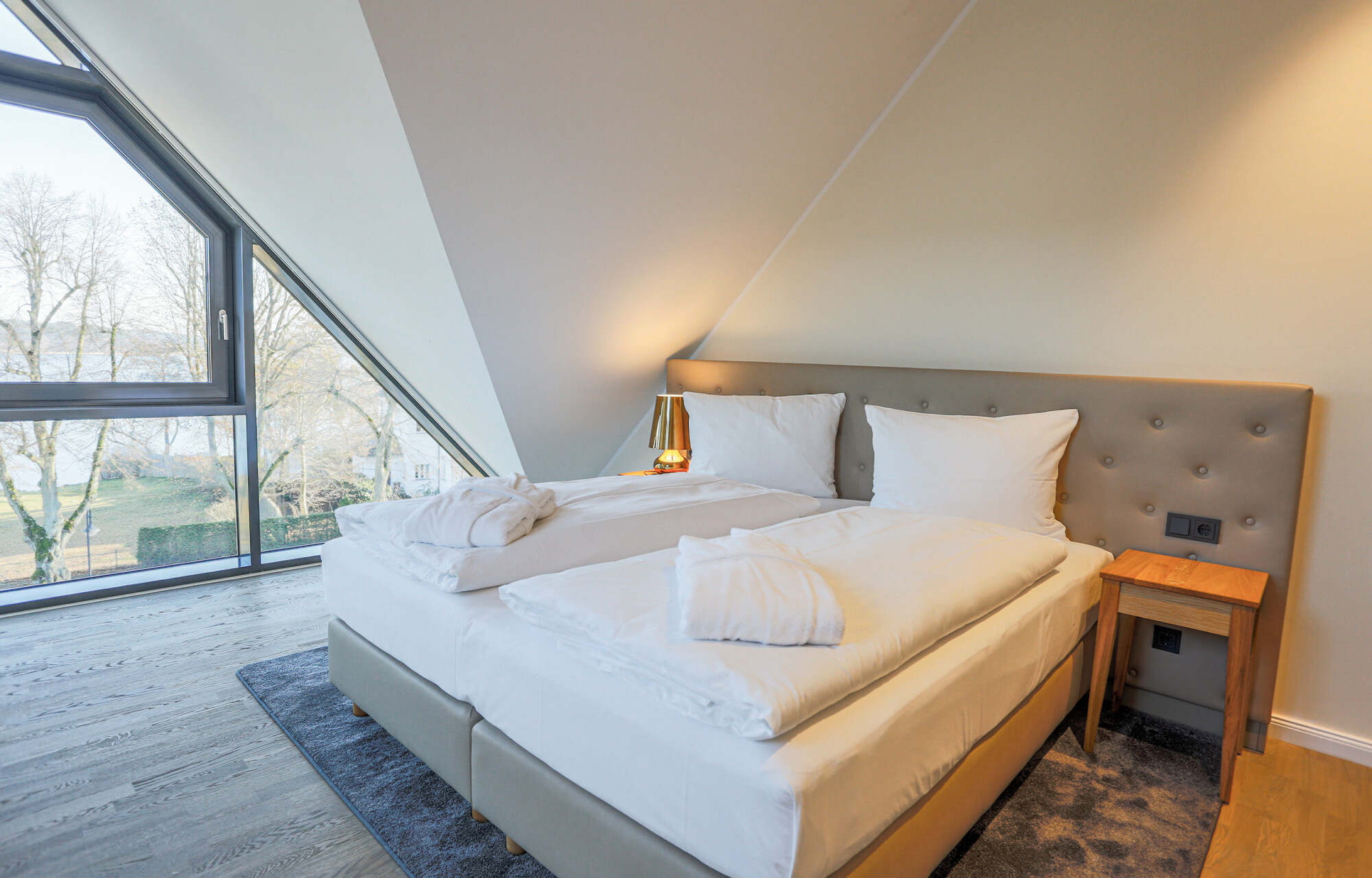 Schlafzimmer in der Kompass Maisonette Suite.