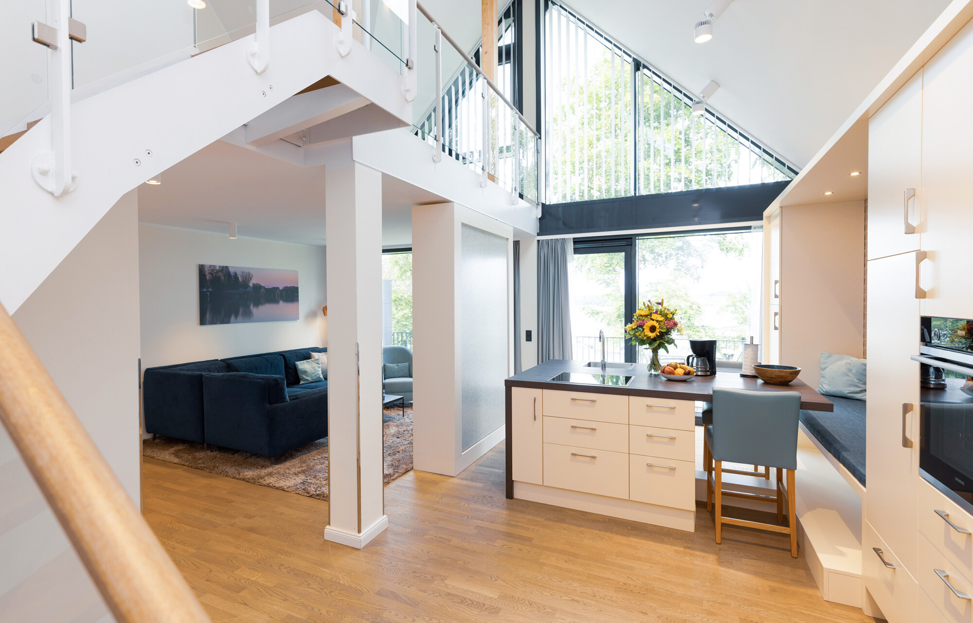 Erdgeschoss der Kompass Maisonette Suite mit Küche und Wohnbereich.