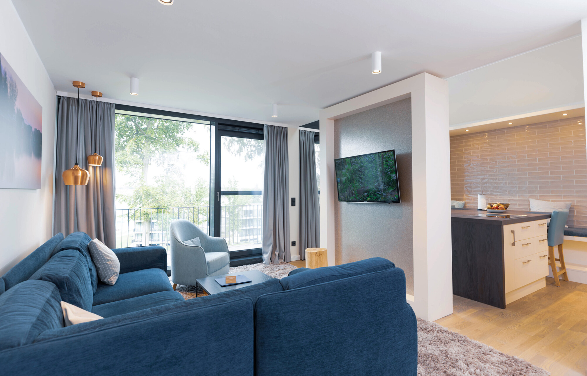 Gemütliches Sofa und Fernseher in der Kompass Maisonette Suite.
