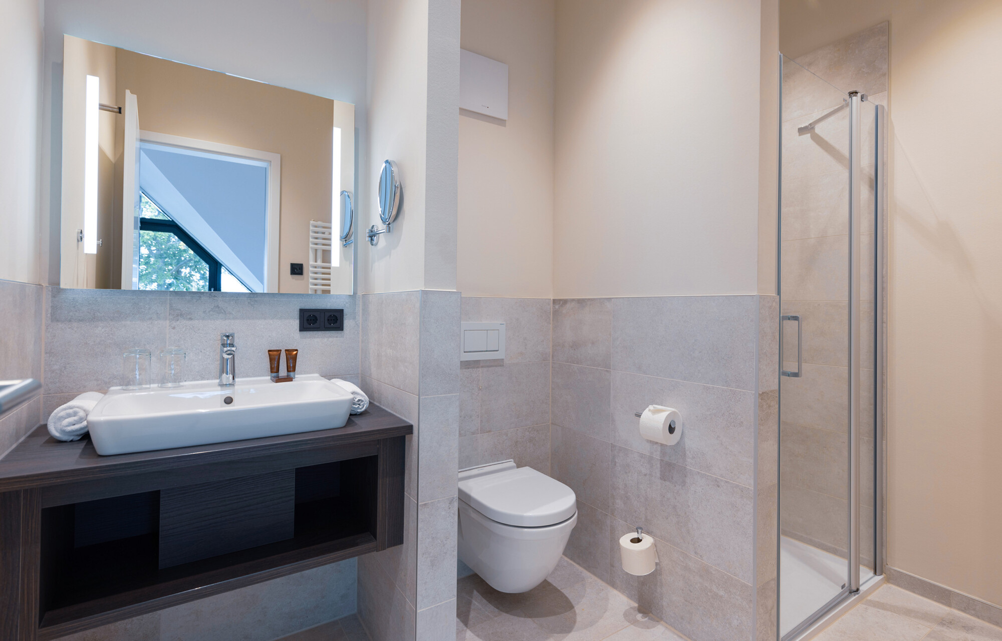 Badezimmer in der Kompass Maisonette Suite.