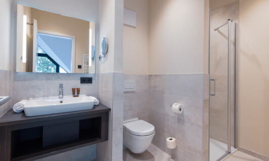 Badezimmer in der Kompass Maisonette Suite.