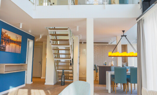 Blick aus dem Wohnbereich zum Loft in der Mare Grand Maisonette Suite.