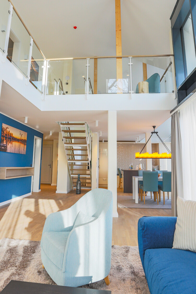 Blick aus dem Wohnbereich zum Loft in der Mare Grand Maisonette Suite.