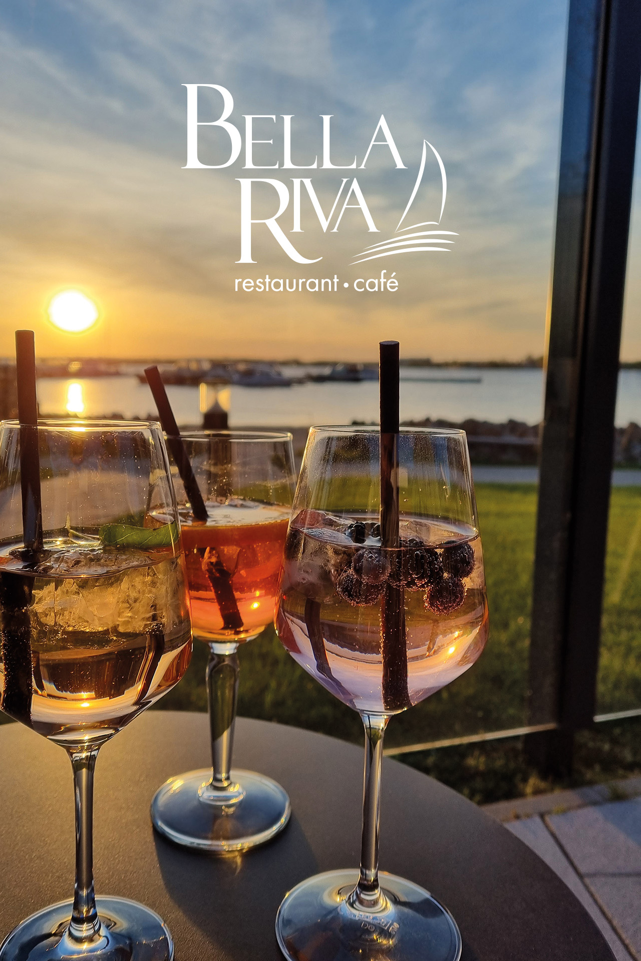 Drei Cocktails im Sonnenuntergang mit Yachthafen im Hintergrund und der dem Logo des Bella Riva Restaurants.
