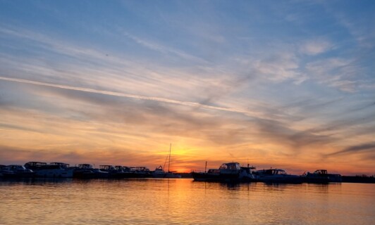 Yachthafen im Maremüritz vor einem Sonnenuntergang.