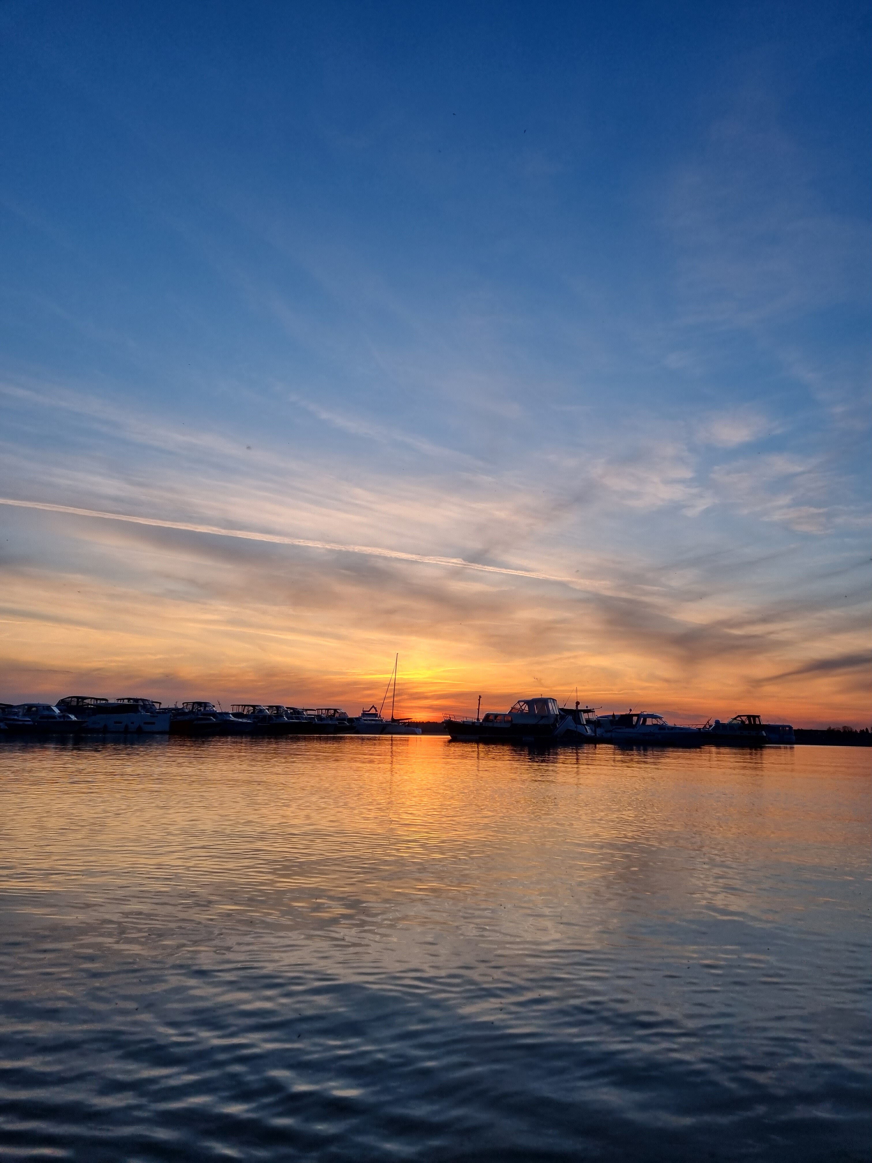 Yachthafen im Maremüritz vor einem Sonnenuntergang.