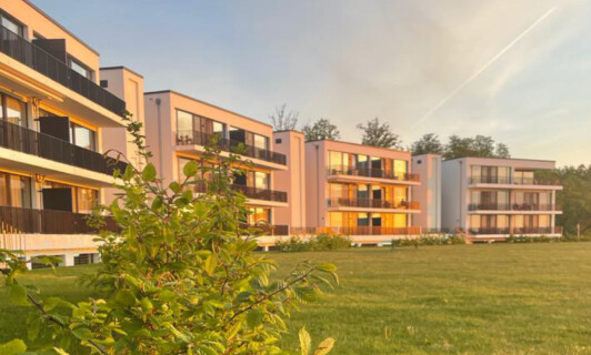 Appartementgebäude des Maremüritz Yachthafen Ressorts.