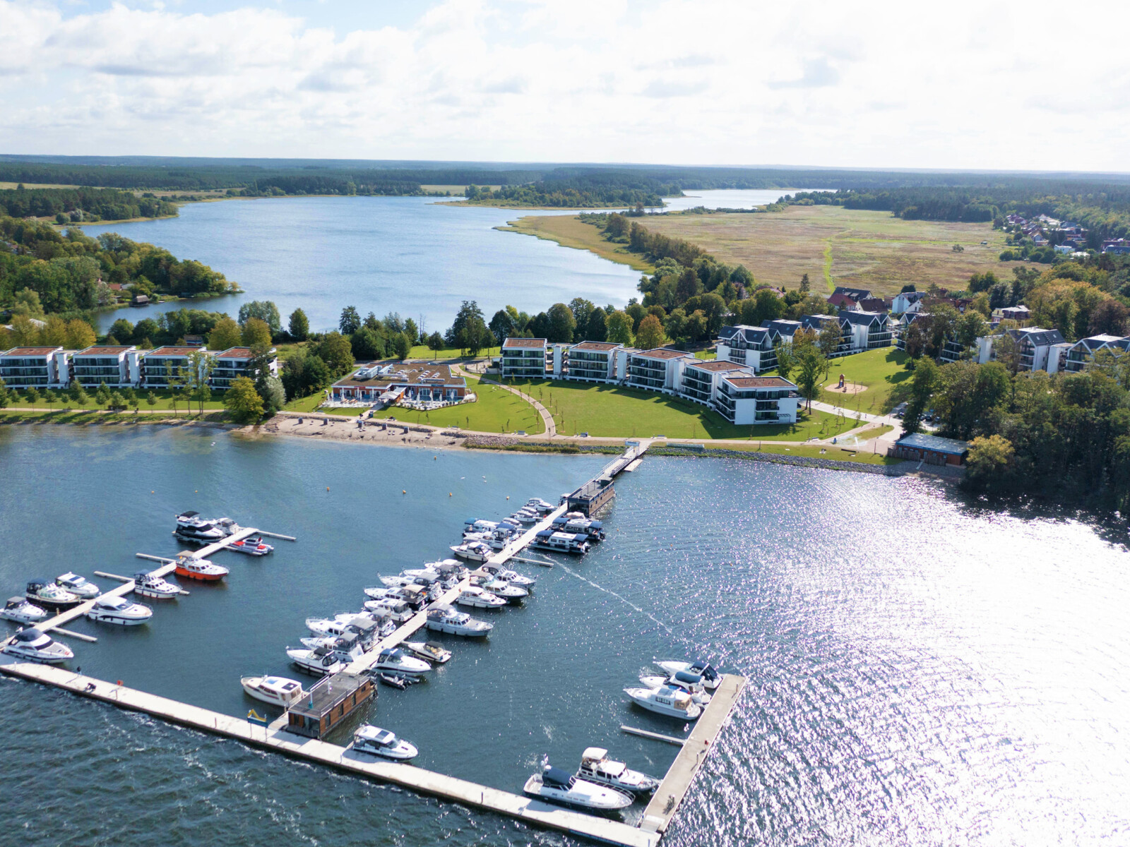 Luftaufnahme des Maremüritz Yachthafen Resorts in Waren (Müritz) zwischen zwei Seen.